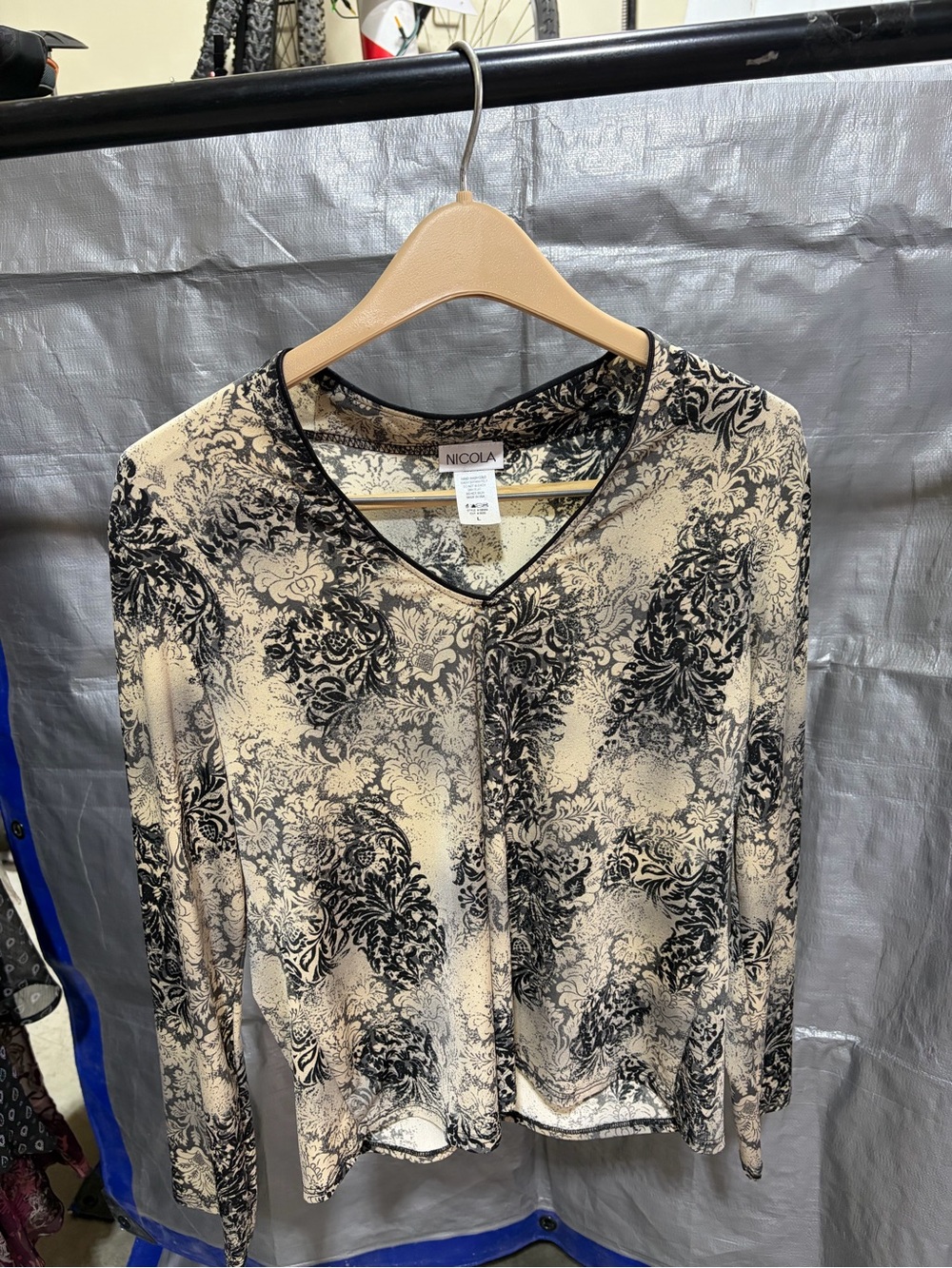 NICOLA Black and Cream Floral Damask V‑Neck Long Sleeve Top